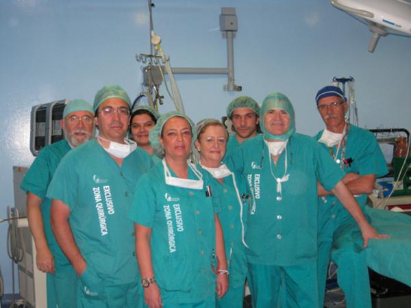 Equipo quirúrgico, con los cirujanos R. Lorente, A. Gutiérrez y Mª J. Bernáldez, los anestesistas P. González y J.Mª Aparicio, y los instrumentistas Mª J. Blanco, J.A. Marañón y J. Méndez