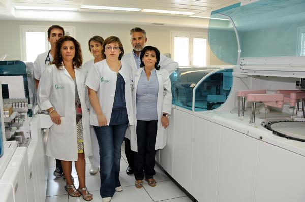 Desde la izquierda, los doctores Suárez, Vicente, Mengotti, González, Martín y Bueno, de Nefrología y Análisis Clínicos. Falta el Dr. Labrador, uno de los impulsores del proyecto.