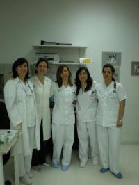 Desde la izquierda: Trinidad Herrera (técnico de laboratorio), Raquel Rodríguez (facultativo), Marta González-Carpio (bióloga), Luz González y Mayte García de Cáceres (técnicos de laboratorio)