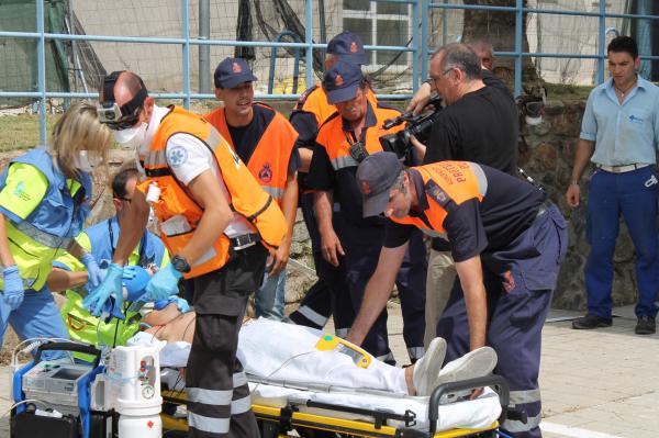 Un momento del simulacro de emergencia realizado en el Hospital Virgen del Puerto