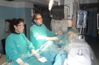 La intervencin se realiza por ciruga percutnea, a travs de la piel mediante catteres