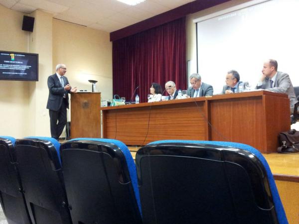 El doctor Casado, defendiendo su tesis ante el tribunal