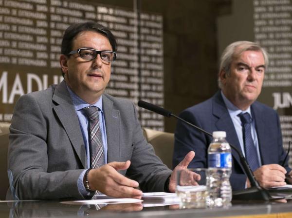 José María Vergeles --izda--, junto al director general de Asistencia Sanitaria, Vicente Alonso