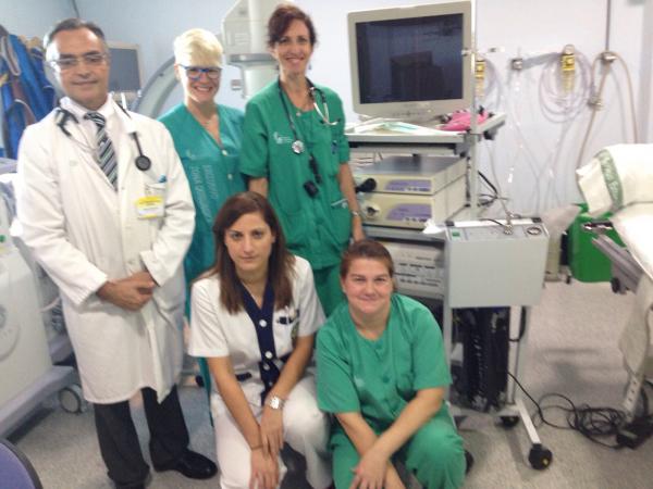 La doctora Rocío Gallego --de pie, a la derecha--, acompañada por el jefe del Servicio Fernando Masa y el resto del equipo que participó en la intervención