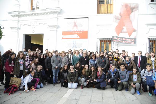 Asistentes al acto, posando a la entrada de la Asamblea de Extremadura