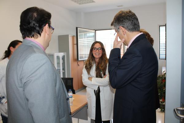 José María Vergeles y Ceciliano Franco recorrieron las instalaciones del centro saludando a los profesionales que lo atienden