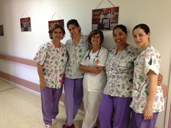 Guadalupe Hernández --izquierda--, supervisora de Neonatología-Pediatría, Esther Piñán, jefa del Servicio de Pediatría y Neonatos, junto a otras enfermeras de la unidad