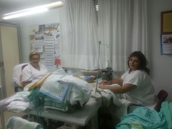 Paqui --izquierda-- y Carmen, costureras del Hospital de Mérida, le dan a todo una segunda oportunidad