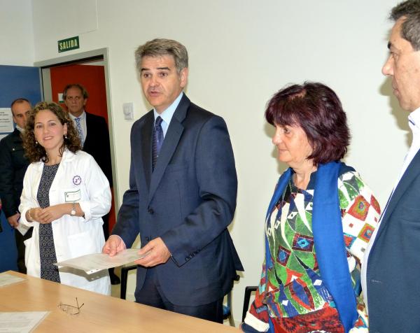 Entregó el premio Ceciliano Franco, acompañado en la imagen por la directora general de Salud Pública, Pilar Guijarro