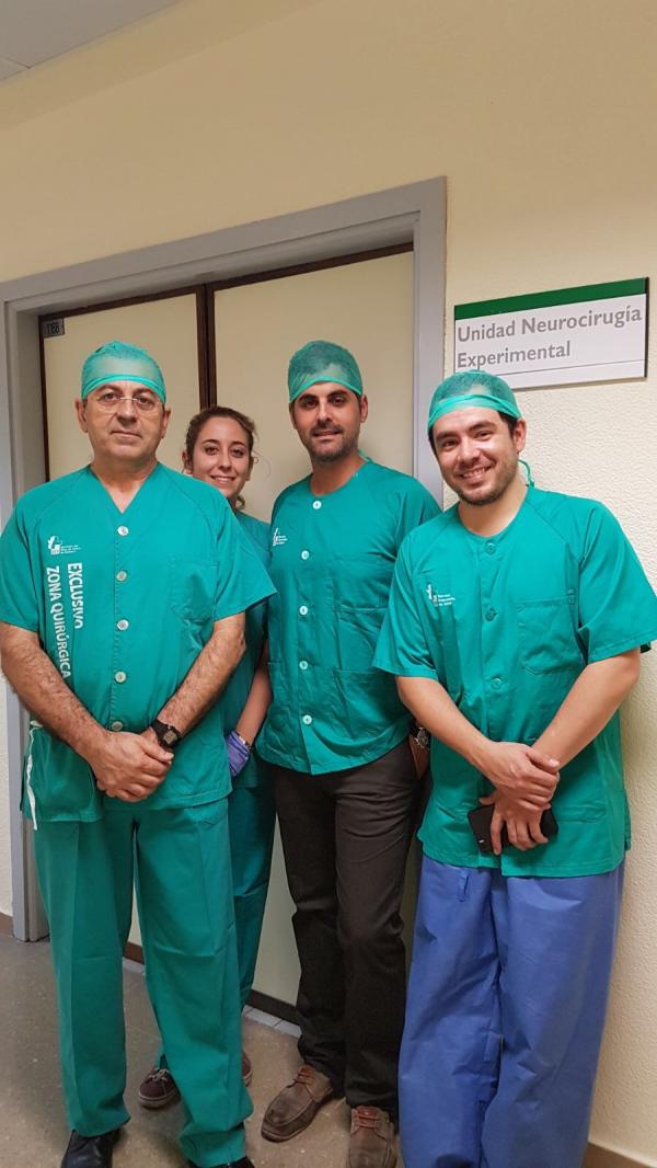 De izquierda a derecha, Luis F. Porras, Maria Hidalgo --residente--. el neurocirujano Jesús Riqué y Carlos Mondragón --residente--