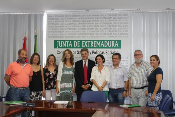 El gerente del SES, Ceciliano Franco, y la secretaria general, Concha Torres --centro-- posan con los representantes sindicales tras la firma del acuerdo