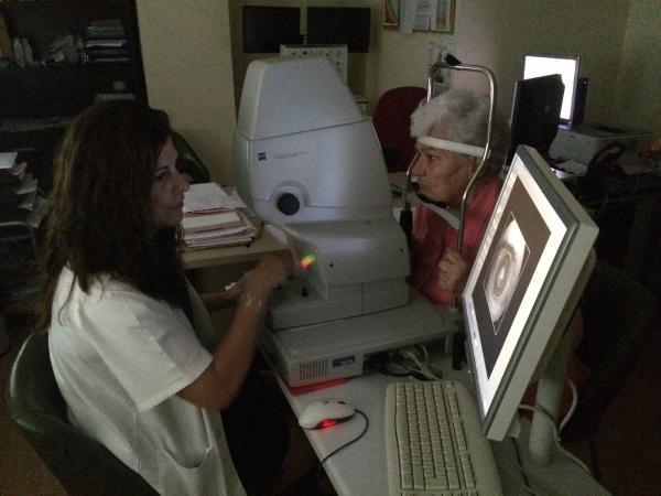 El equipo de atención  primaria utiliza un retinógrafo instalado en el centro de salud para realizar fotografías de los ojos del paciente