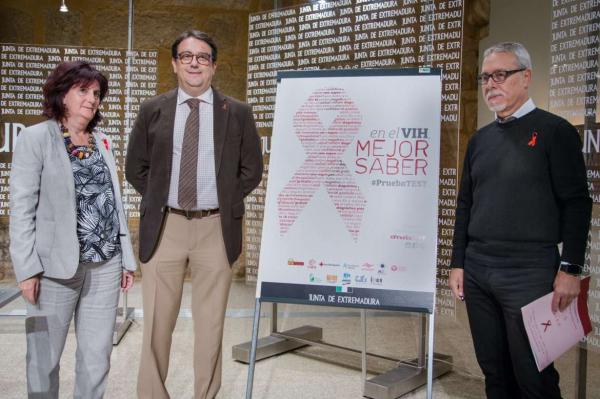El consejero ha presentado la campaña junto a la directora general de Salud Pública, Pilar Guijarro, y el presidente del Comité Antisida, Santiago Pérez