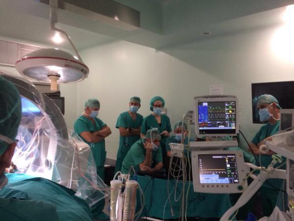 En la intervención participaron profesionales de varios servicios del complejo hospitalario de Cáceres, apoyados por el equipo de Neurocirugía Funcional del Hospital de Santiago de Compostela