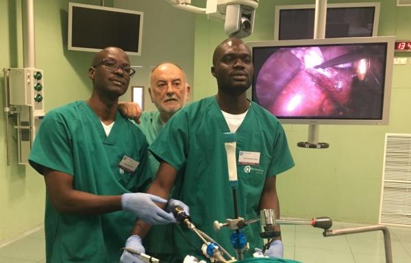 Profesionales sanitarios procedentes de Senegal entrenándose en cirugía laparoscópica en las instalaciones del CCMI