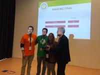 Mario Pal Snchez, Juan Jos Camacho y Cristina Carmona reciben el premio de manos del representante de la Asociacin Espaola de Urologa