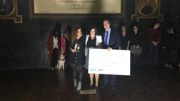 Alicia Chamorro y Luisa Moreno recogieron el premio en un acto realizado en el Colegio de Médicos de Madrid
