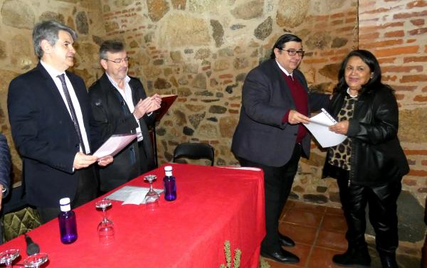 El gerente del Área de Salud de Badajoz, Dámaso Villa, entregó la distinción a Dolores Vázquez