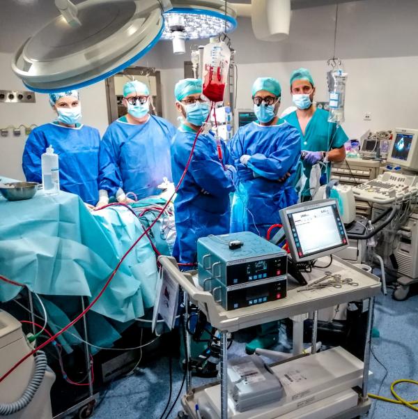 El paciente fue intervenido por el jefe del Servicio de Cirugía Cardiovascular, José Ramón González