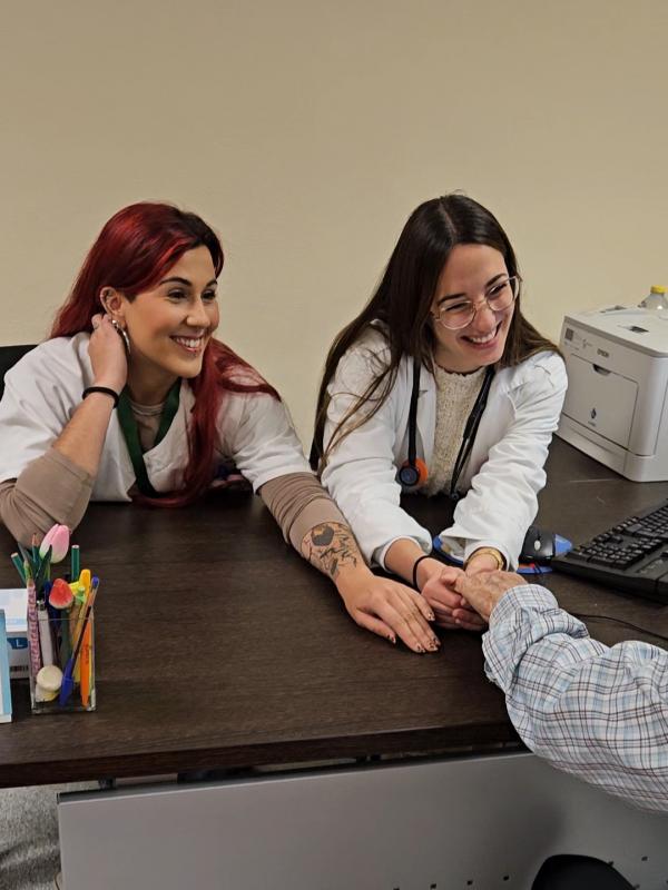 Equipo mdico de oncogeriatra: enfermera Jara Escribano Latorre y doctora Alejandra Cespedes Diego.
